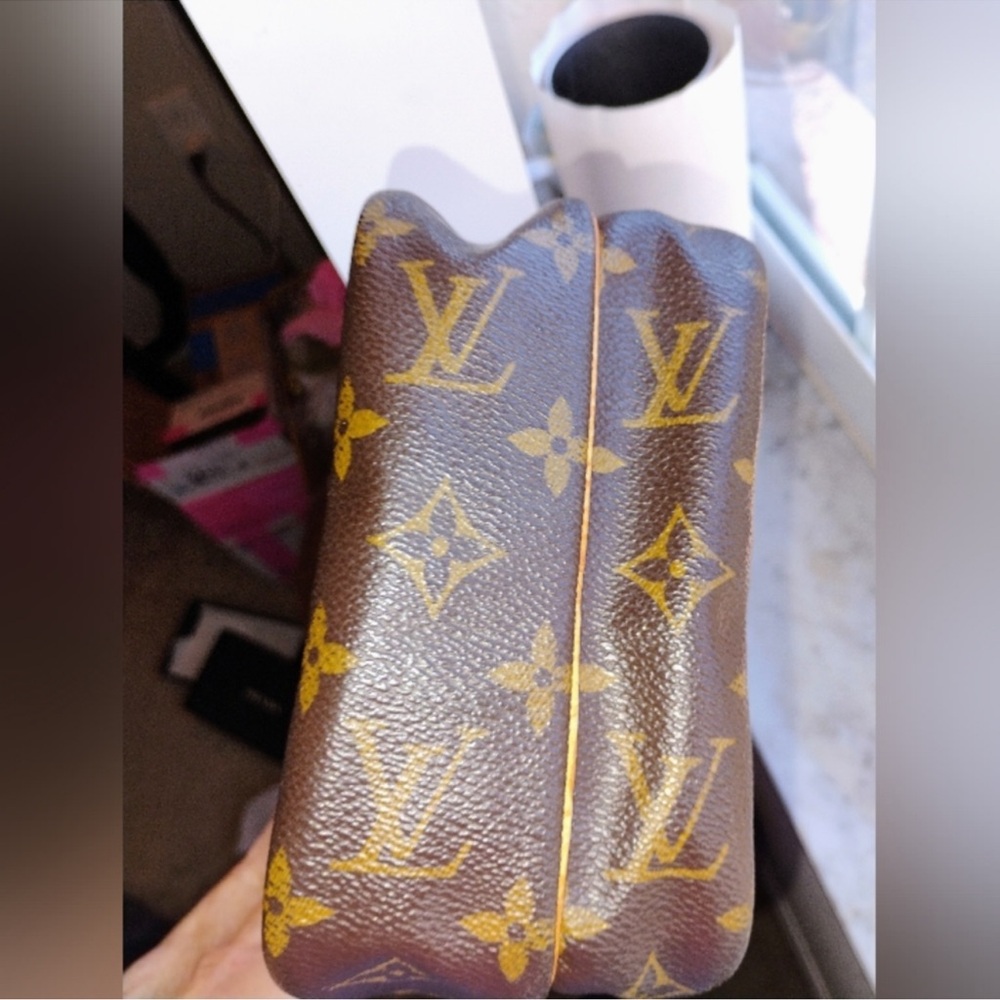 Louis Vuitton Amazone Monogram crossbody bag featuring the iconic brown canvas - Picture 11 of 12